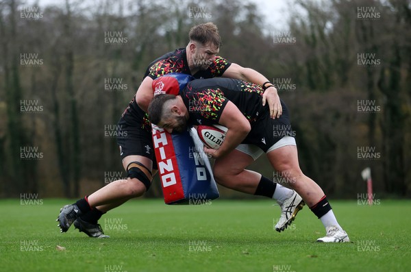 111125 - Wales Rugby Training in the week leading up to their Quilter Nations Series game against Japan - Olly Cracknell and Gareth Thomas during training