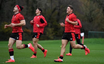111120 - Wales Rugby Training - Gareth Davies, Louis Rees-Zammit and Callum Sheedy during training