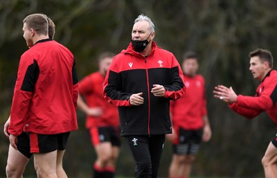 111120 - Wales Rugby Training - Wayne Pivac during training