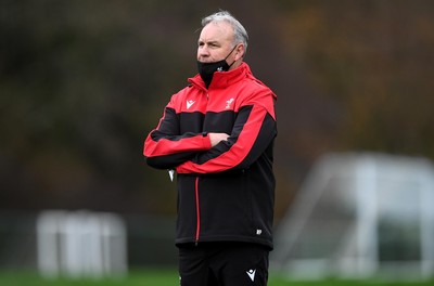 111120 - Wales Rugby Training - Wayne Pivac during training