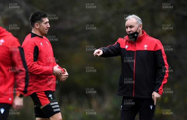 111120 - Wales Rugby Training - Justin Tipuric and Wayne Pivac during training
