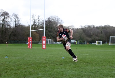120226 - Wales Rugby Training - Aaron Wainwright during training