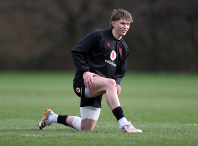 120226 - Wales Rugby Training - Ellis Mee during training