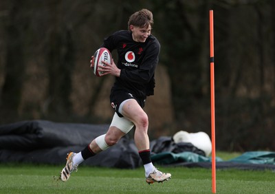 120226 - Wales Rugby Training - Ellis Mee during training