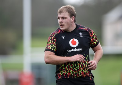 120226 - Wales Rugby Training - Archie Griffin during training