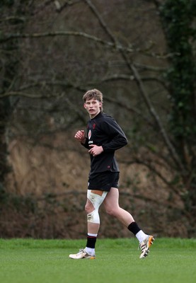 120226 - Wales Rugby Training - Ellis Mee during training
