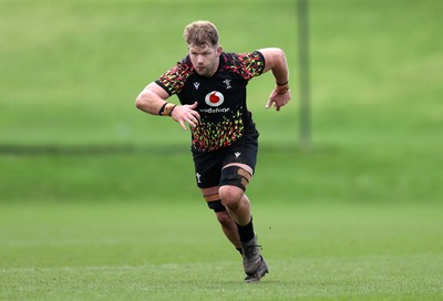 120226 - Wales Rugby Training - Olly Cracknell during training
