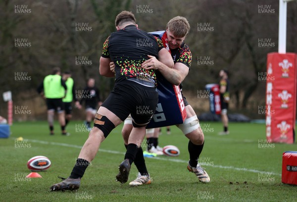 120226 - Wales Rugby Training - Aaron Wainwright during training