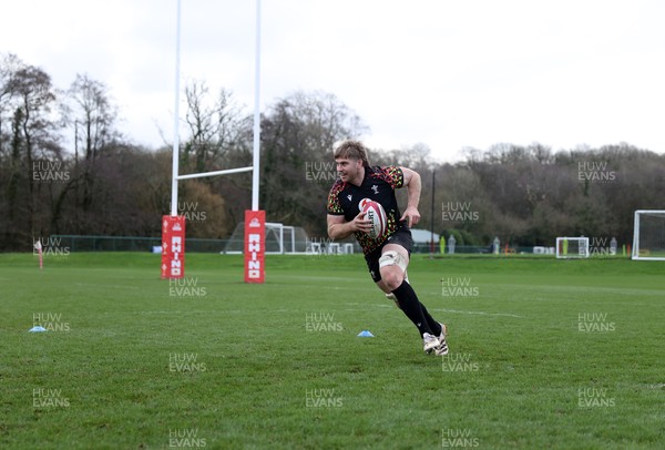 120226 - Wales Rugby Training - Aaron Wainwright during training
