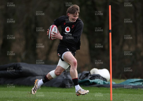 120226 - Wales Rugby Training - Ellis Mee during training