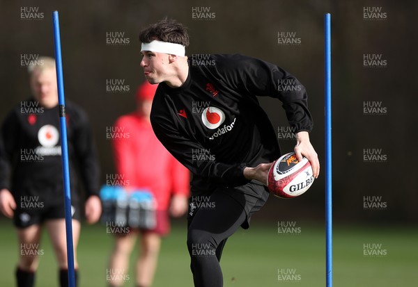 120226 - Wales Rugby Training - Tom Rogers during training