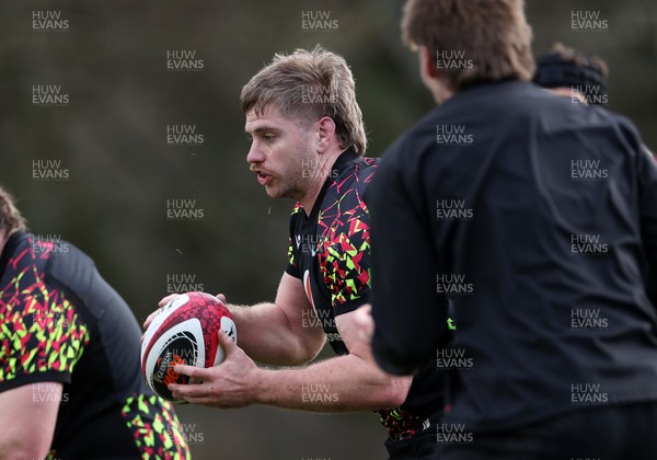 120226 - Wales Rugby Training - Aaron Wainwright during training
