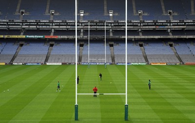 12.03.10 - Wales Rugby Training - Wales kicking practice at Croke Park. 