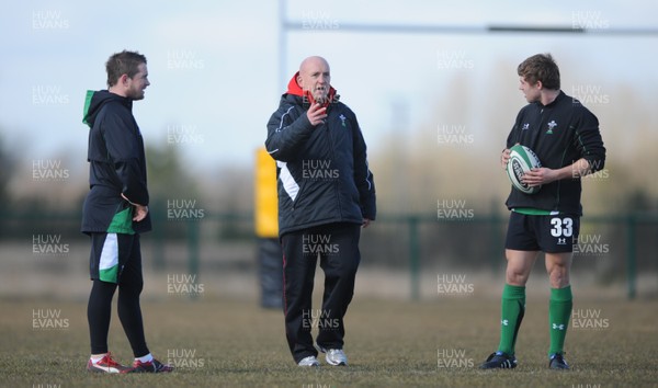 12.03.10 - Wales Rugby Training - Defence coach Shaun Edwards talks to Shane Williams and Leigh Halfpenny during training. 