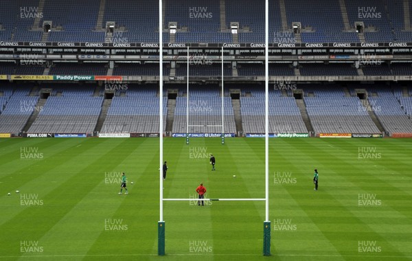 12.03.10 - Wales Rugby Training - Wales kicking practice at Croke Park. 