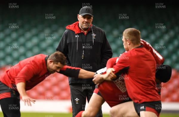 120320 - Wales Rugby Training - Wayne Pivac during training