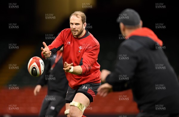 120320 - Wales Rugby Training - Alun Wyn Jones passes to Wayne Pivac during training