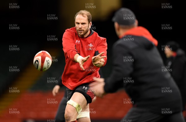 120320 - Wales Rugby Training - Alun Wyn Jones passes to Wayne Pivac during training