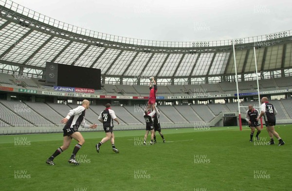 120601 - Wales Rugby Training - Line out practice at Tokyo Stadium venue for the game against the Pacific Barbarians on Wednesday