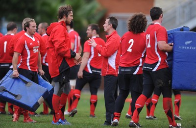 12.06.10 - Wales Rugby Training - Ryan Jones talks to Rob Howley during training. 