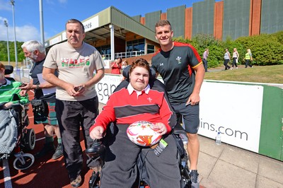 120815 - Wales Rugby Training -Scott Williams meets fans during training