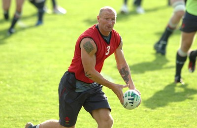 12.09.07 - Wales Rugby World Cup Training - Gareth Thomas in action during training 