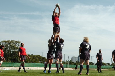 12.09.07 - Wales Rugby World Cup Training - Alun Wyn Jones wins line-out ball during training 