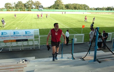 12.09.07 - Wales Rugby World Cup Training - Stephen Jones leaves training all smiles 