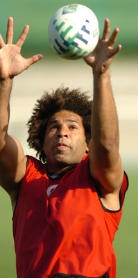 12.09.07 - Wales Rugby World Cup Training - Colin Charvis wins line-out ball during training 
