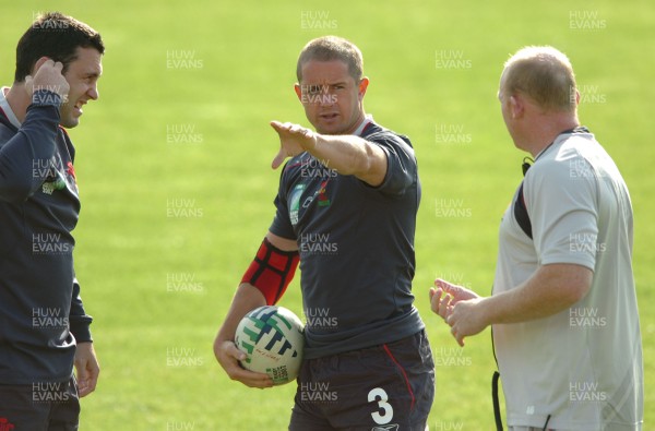 12.09.07 - Wales Rugby World Cup Training - Shane Williams speaks to Stephen Jones(L) and Kicking coach, Neil Jenkins during training 