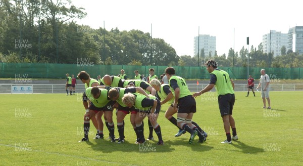 12.09.07 - Wales Rugby World Cup Training - The Welsh team go through some moves during training 
