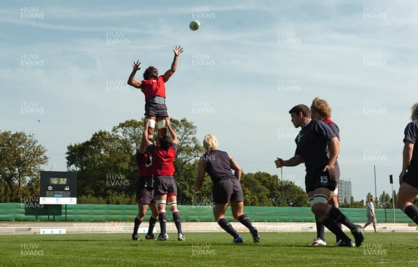 12.09.07 - Wales Rugby World Cup Training - Colin Charvis wins line-out ball during training 