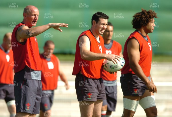 12.09.07 - Wales Rugby World Cup Training - (l-r)Gareth Thomas, Stephen Jones and Colin Charvis during training 