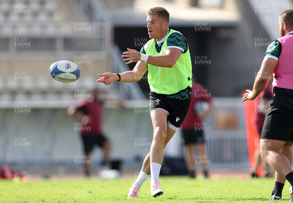 120923 - Wales Rugby Training in Nice, ahead of their second Rugby World Cup game against Portugal - Gareth Anscombe during training