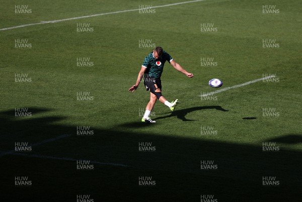 121023 - Wales Rugby Training at Stade Mayol ahead of their quarter final game against Argentina - Dan Biggar during training