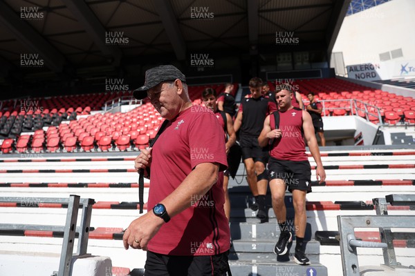 121023 - Wales Rugby Training at Stade Mayol ahead of their quarter final game against Argentina - Head Coach Warren Gatland during training