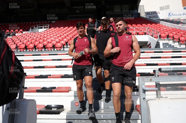 121023 - Wales Rugby Training at Stade Mayol ahead of their quarter final game against Argentina - Louis Rees-Zammit and Mason Grady during training