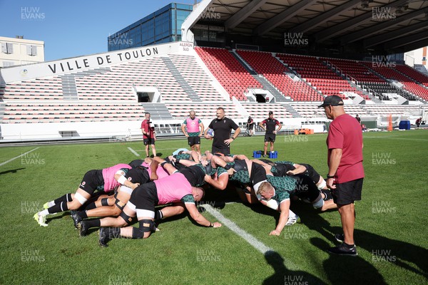 121023 - Wales Rugby Training at Stade Mayol ahead of their quarter final game against Argentina - Scrum