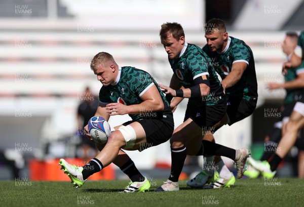 121023 - Wales Rugby Training at Stade Mayol ahead of their quarter final game against Argentina - Jac Morgan, Nick Tompkins and Dan Biggar during training