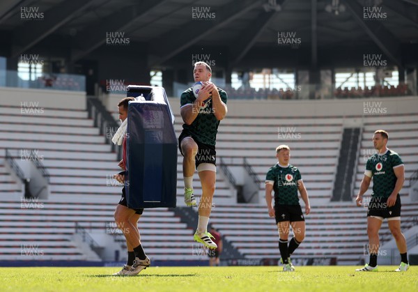 121023 - Wales Rugby Training at Stade Mayol ahead of their quarter final game against Argentina - Gareth Davies during training