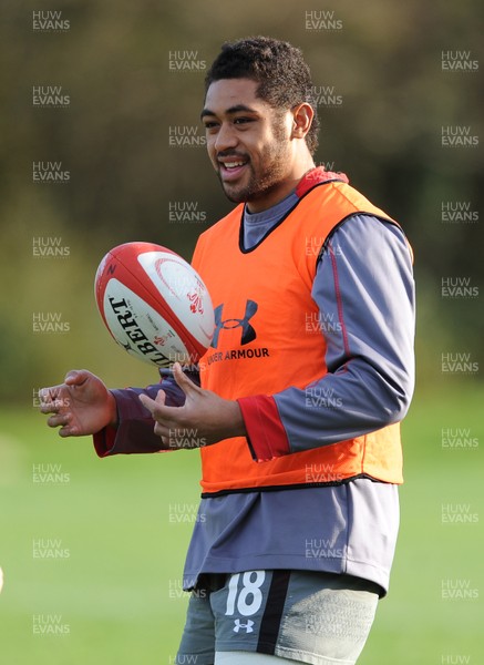 121113 - Wales Rugby Training -Toby Faletau during training