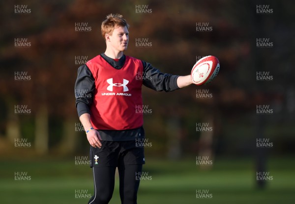 121118 - Wales Rugby Training - Rhys Patchell during training