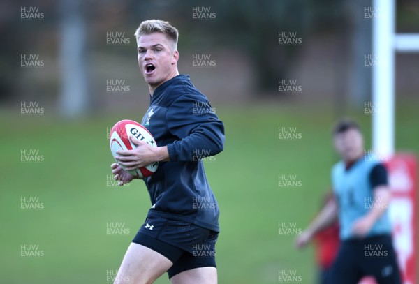 121118 - Wales Rugby Training - Gareth Anscombe during training