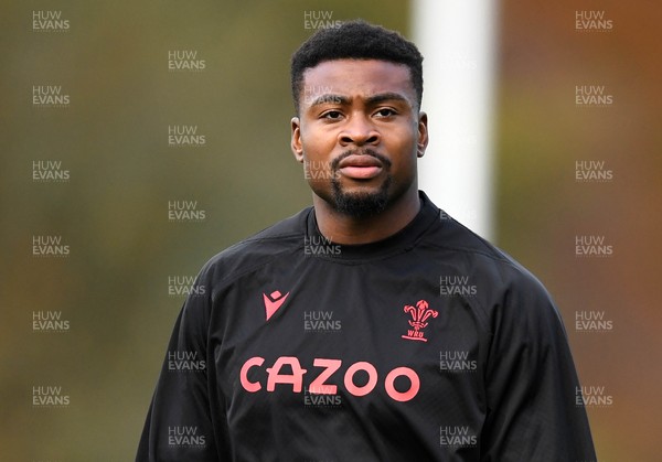 121121 - Wales Rugby Training - Christ Tshiunza during training