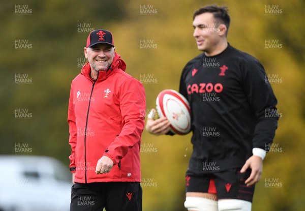 121121 - Wales Rugby Training - Wayne Pivac and Taine Basham during training
