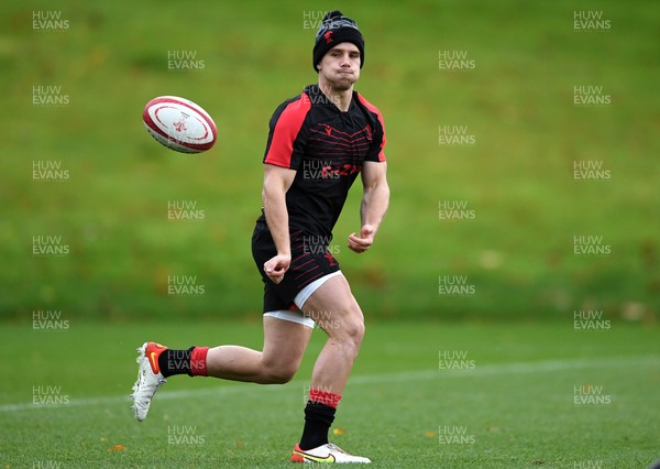 121121 - Wales Rugby Training - Kieran Hardy during training