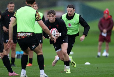 121125 - Wales Rugby Training in the week leading up to their game against Japan - Dan Edwards during training