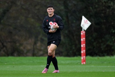 121125 - Wales Rugby Training in the week leading up to their game against Japan - Louis Rees-Zammit during training
