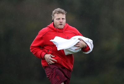 121125 - Wales Rugby Training in the week leading up to their game against Japan - Duncan Jones, Scrum Coach during training