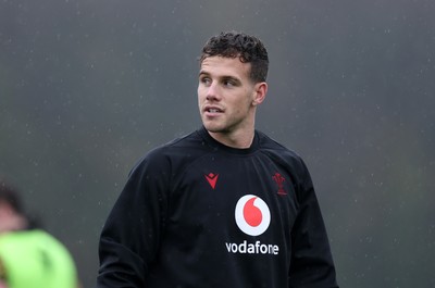 121125 - Wales Rugby Training in the week leading up to their game against Japan - Kieran Hardy during training